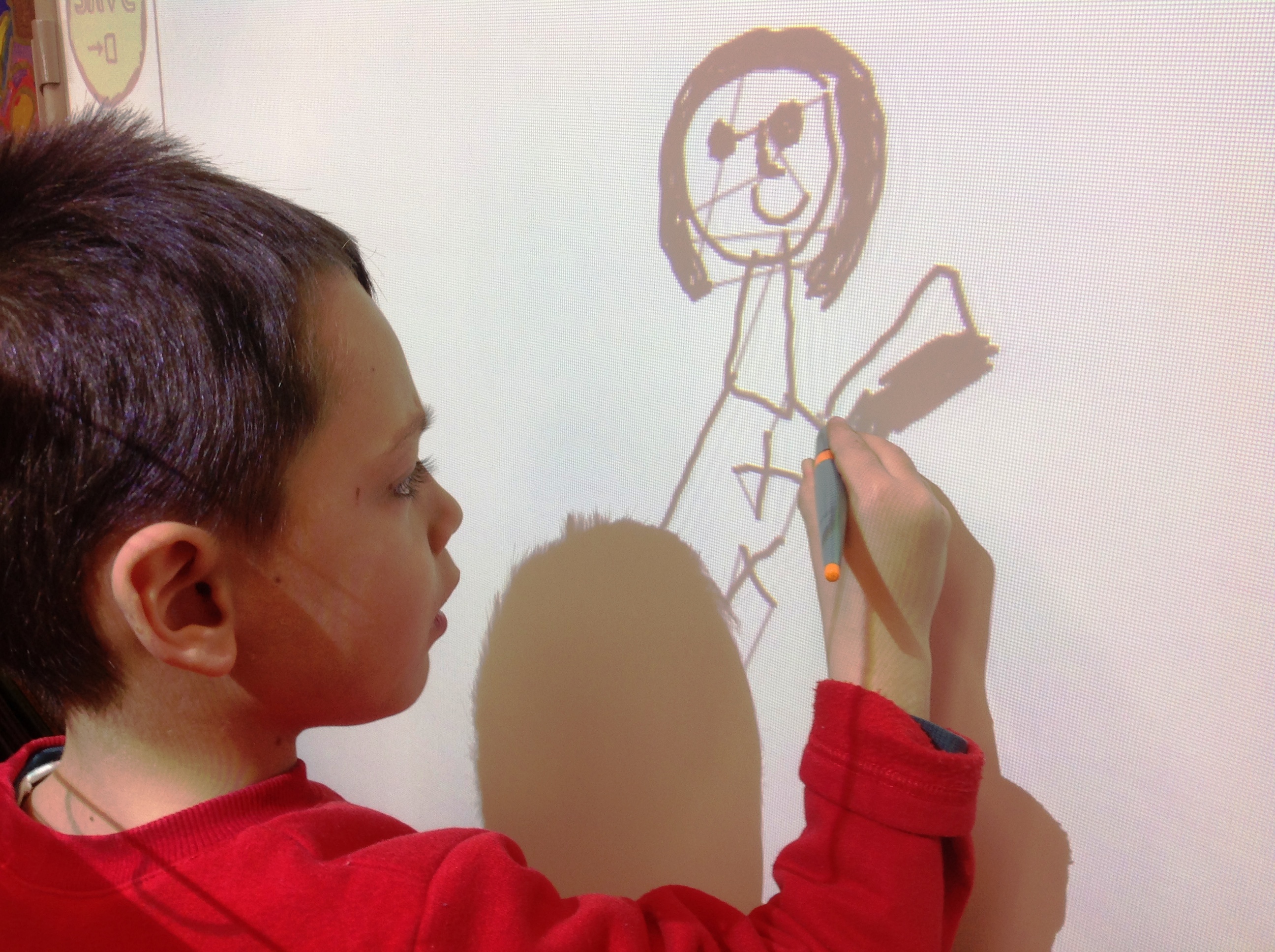 bimbo che disegna con penna digitale