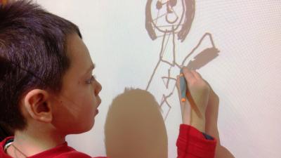 immagine bimbo che disegna